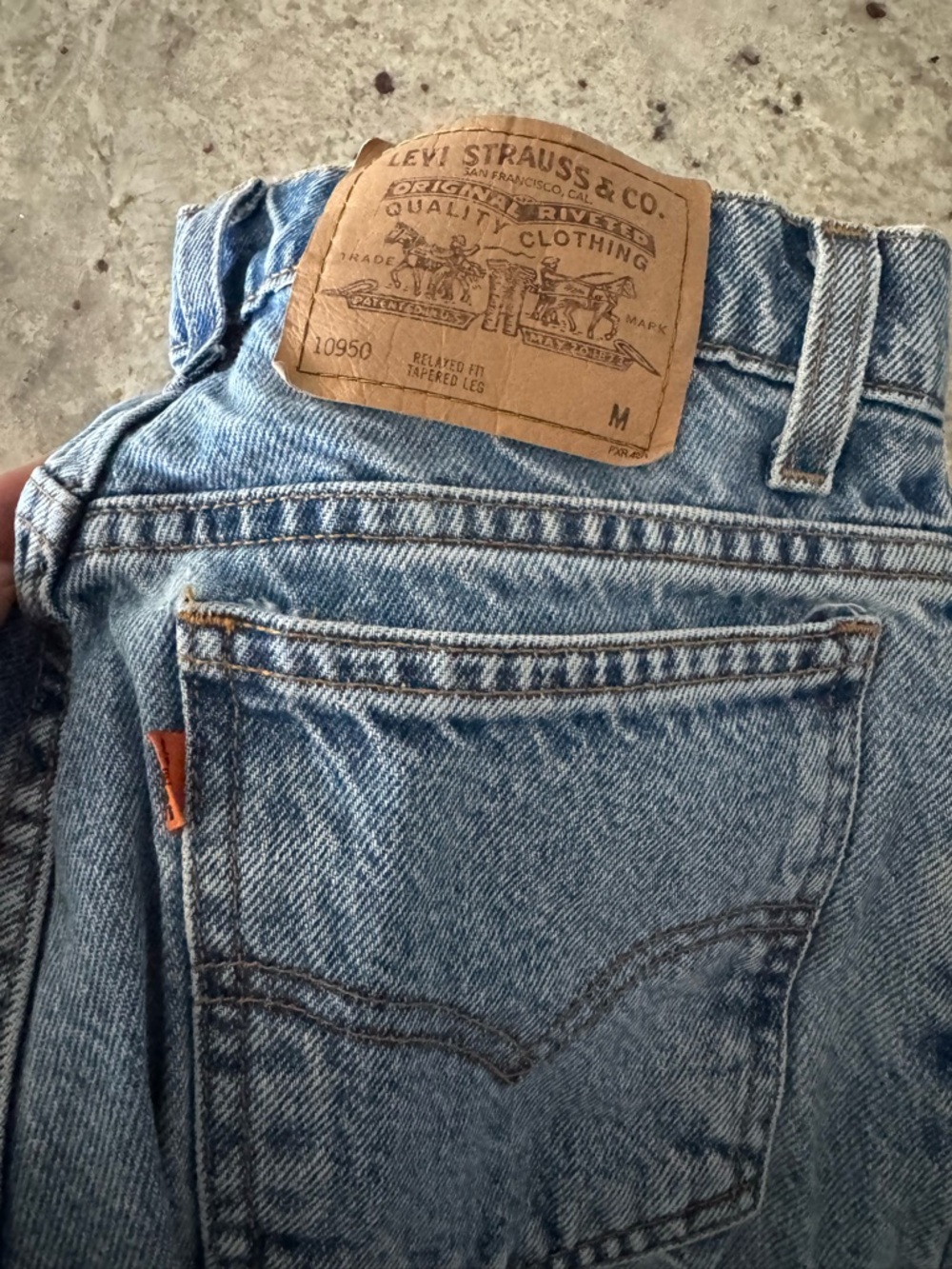 Vintage Levi’s 950 Relaxed Fit Tapered Leg - Picture 3 of 5